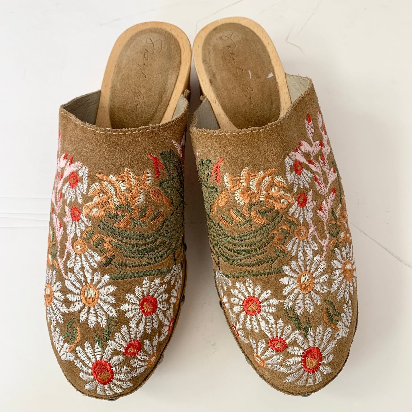 Sheryl Crow Floral Embroidered Tan Suede Clogs Mule Shoes Size 7