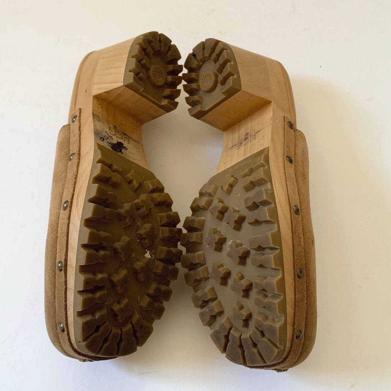 UGG Judi Suede Tan Clog Mule Wooden Slip On Heeled Shoes Size 7 194715659445