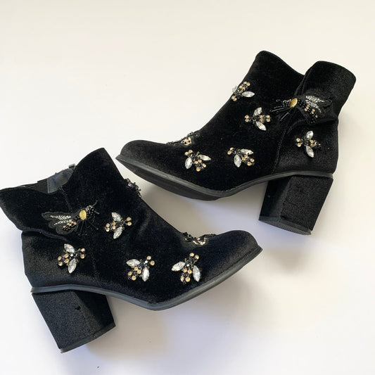 TORRID Velvet Bumble Bee Embellished Black Heeled Boots Shoes 7.5 Wide