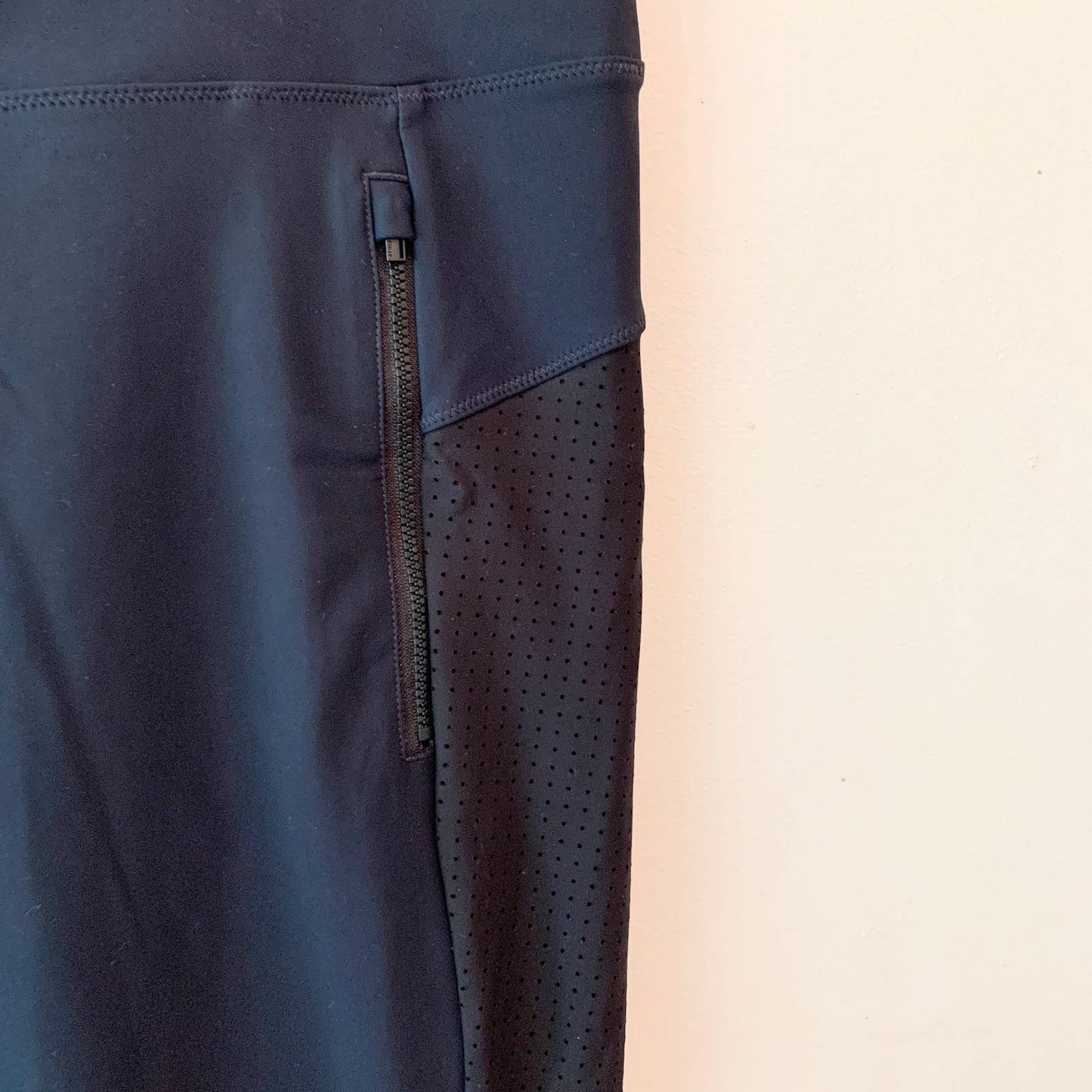 Athleta S/ 84445 Black Zipper Pocket Navy Crop Ankle Leggings Large Petite