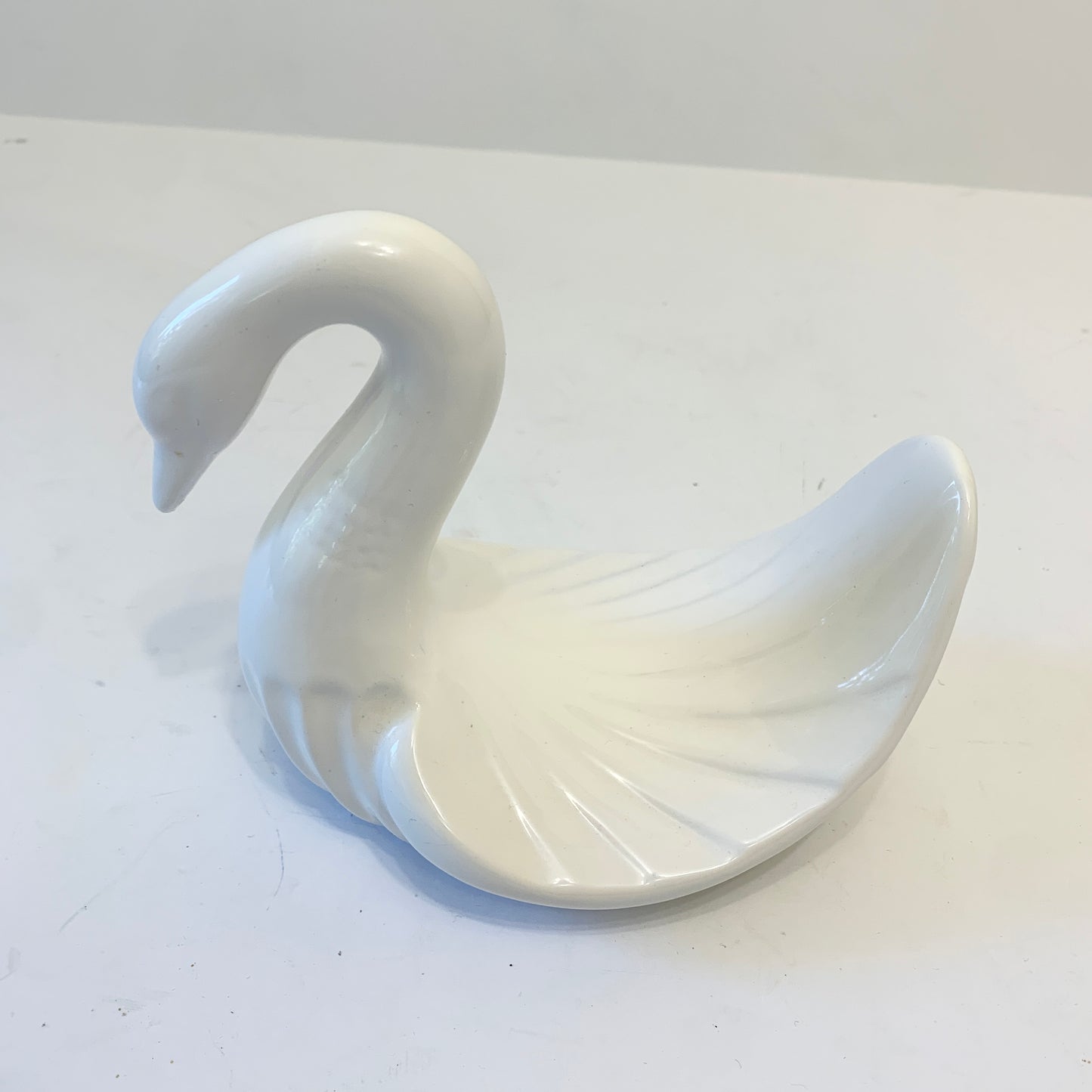 Vintage Ceramic White Swan Towel Cloth Holder Decor 002