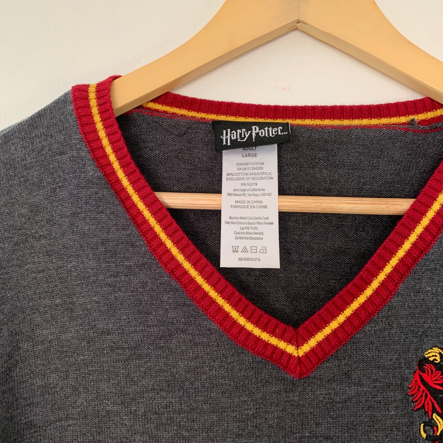 Harry Potter Gryfindor Adult Gray V-Neck Logo Sweater Size Large