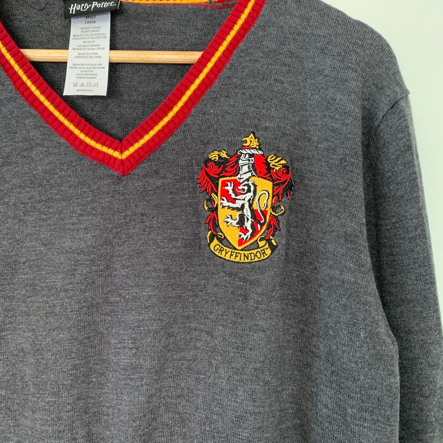 Harry Potter Gryfindor Adult Gray V-Neck Logo Sweater Size Large