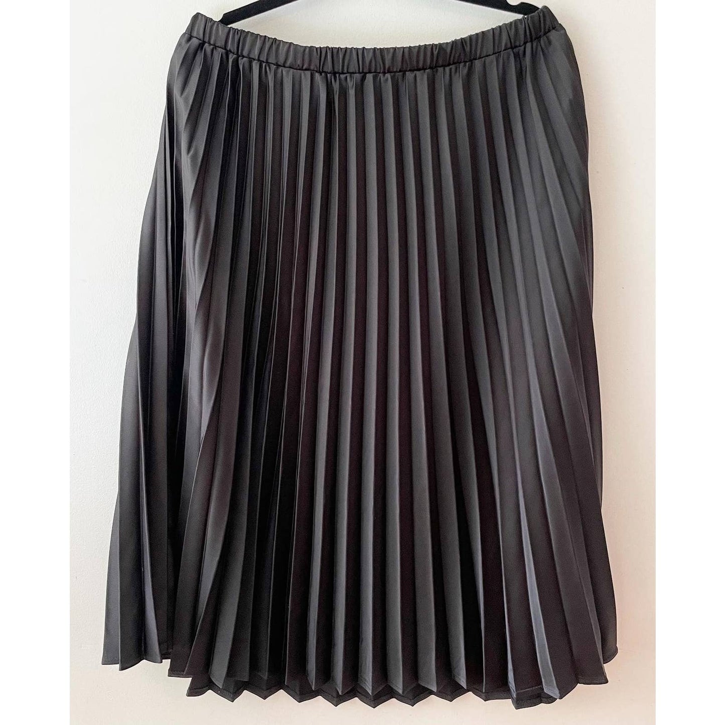 Solitaire Black Pleated Midi Skirt